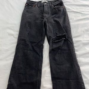 Abercrombie and Fitch 90s Relaxed Jean, size 27 in black!